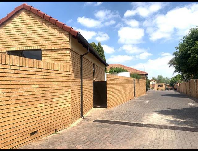 2 BEDROOM TOWNHOUSE FOR SALE IN HALFWAY GARDENS